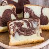 Scheiben von Marmorkuchen mit heller und dunkler Teigmarmorierung
