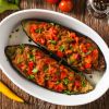Überbackene Auberginenhälften mit Tomaten und Kräutern